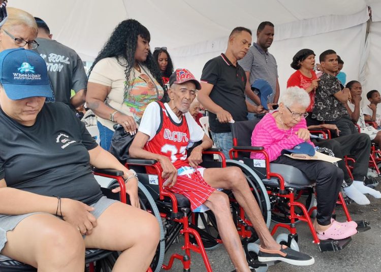 Fundación Cruz Jiminián y Wheelchair Foundation entregan sillas de ruedas a personas de escasos recursos