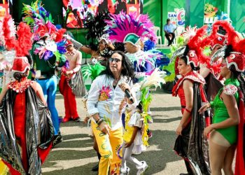 Con masiva asistencia de lechones, comparsas, personajes y familias cierra el Carnaval de Santiago 2026