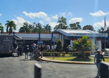 Quejas entre usuarios por largas filas y gastos adicionales en emisión de nueva licencia