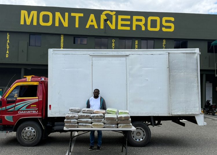 Ejército detiene hombre con 35 pacas de  marihuana ocultas en camión en San Juan de la Maguana