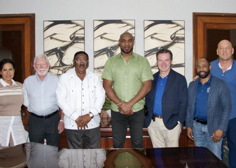 Titular del SRSO recibe visita de cortesía de directivos de la Wheelchair Foundation de EE.UU.