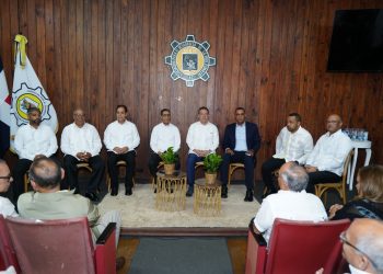 Ministro Ito Bisonó plantea explorar modelo de “vivienda progresiva” para ampliar acceso a techo propio