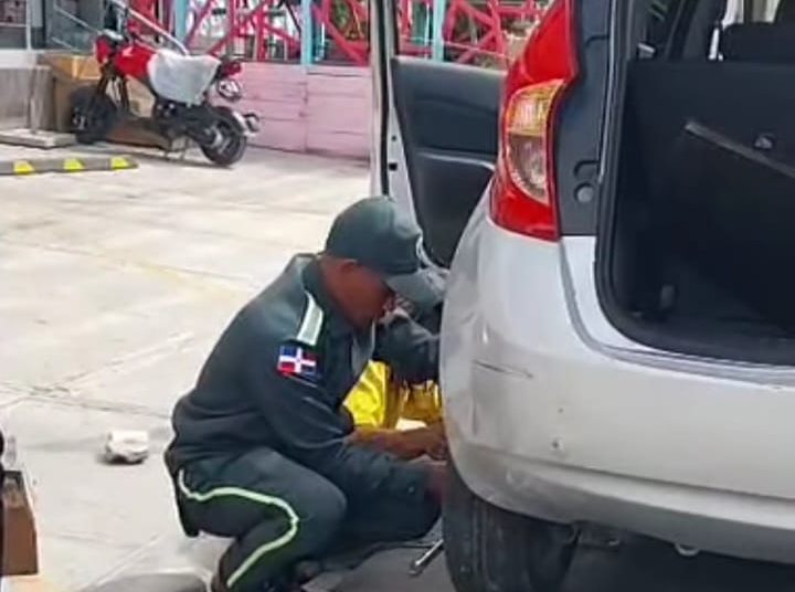 Acción solidaria de agente de DIGESETT en Azua se vuelve viral en redes sociales