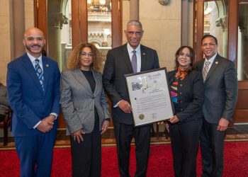 Legisladores de Nueva York Luis entregan reconocimiento al cónsul Jesús Vásquez por la Independencia de RD