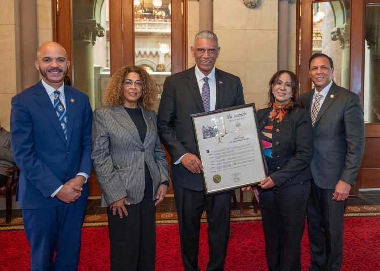 Legisladores de Nueva York Luis entregan reconocimiento al cónsul Jesús Vásquez por la Independencia de RD