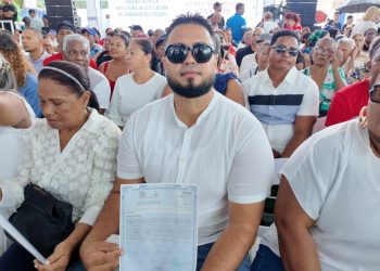 ¡Ni la lluvia los detuvo! Beneficiarios celebran entrega de títulos en Los Alcarrizos