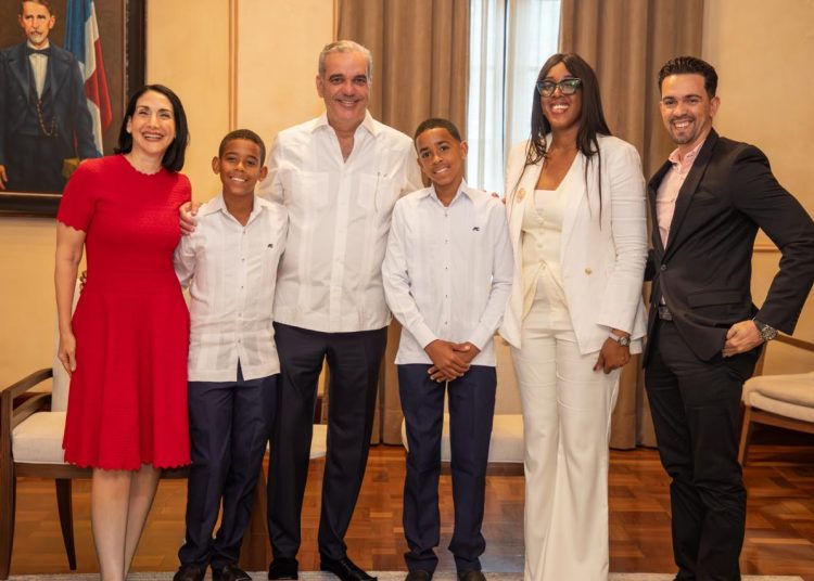 Abinader recibe al niño ‘Pico de Oro’ y a sus padres en el Palacio Nacional