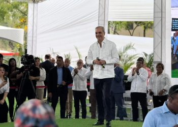 Abinader entrega más de 400 títulos de propiedad a familias de Hato Nuevo II en Los Alcarrizos