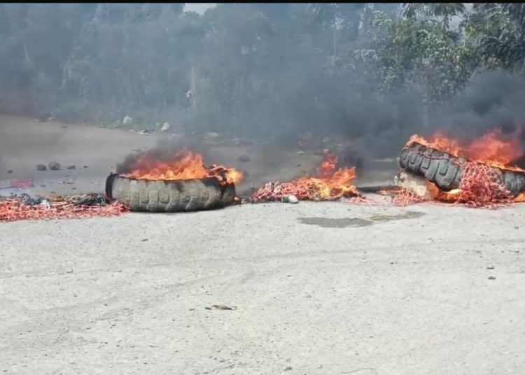 Protestan con quema de neumáticos en Navarrete por falta de agua tras inauguración de acueducto