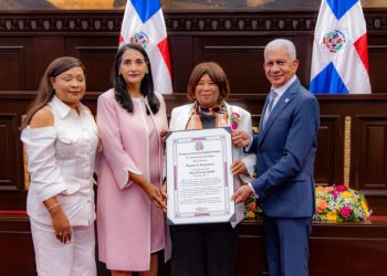 Ricardo de los Santos, Lía Díaz y Brenda Ogando reconocen mujer azuana