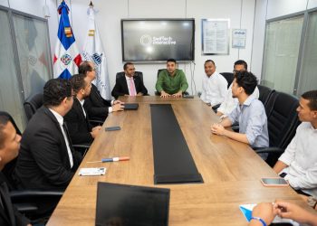 Ministro de la Juventud recibe a estudiantes del ITLA clasificados en competencia de la NASA