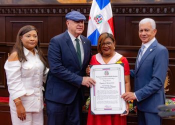 Senado de la República Dominicana reconoce a educadora de Samaná en el Día Internacional de la Mujer