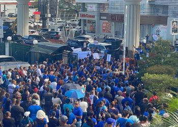 Cientos de maestros marchan en Santiago para exigir aumento salarial y mejores condiciones laborales