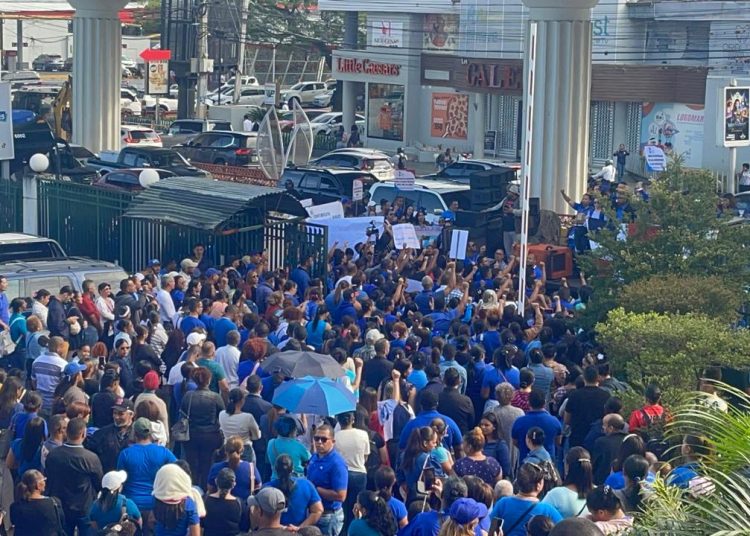 Cientos de maestros marchan en Santiago para exigir aumento salarial y mejores condiciones laborales