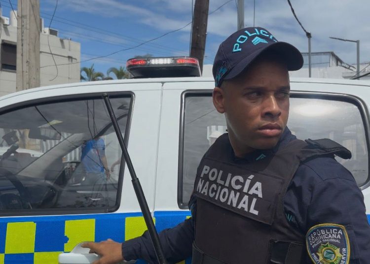 Policía lanza gas lacrimógeno y enfrenta a la prensa con pistola durante cobertura en guardería de SDE