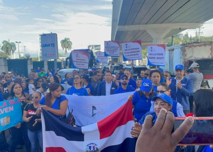 ADP protesta por malas condiciones escuelas en Santiago