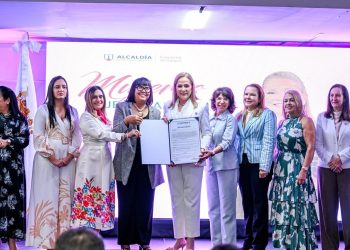 Santiago reconoce a 25 Mujeres Ejemplares junto a Raquel Peña