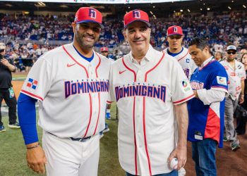 Abinader asiste a juego inaugural de RD en Clásico Mundial de Béisbol en Miami y lanza primera bola
