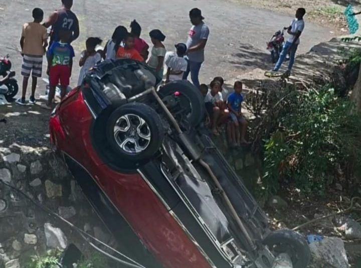 Director del Hospital de Peralta sufre accidente de tránsito y es atendido en centro médico de Azua