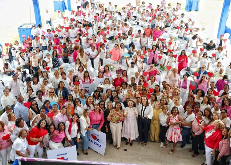 Carolina Mejía recibe contundente respaldo de mujeres líderes en encuentro nacional