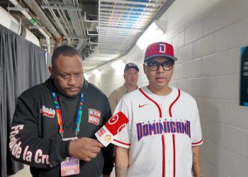 Santiago Matías destaca unidad de los dominicanos luego de lanzar la primera bola en el Clásico Mundial