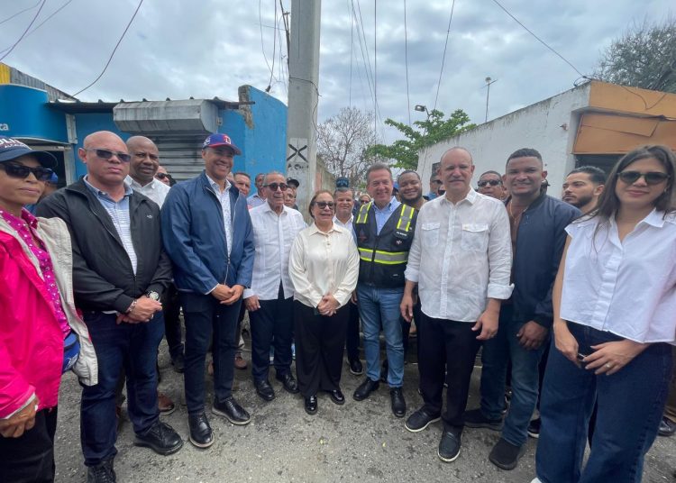 Autoridades evalúan intervenir entorno del Hospedaje Yaque durante recorrido por sectores de Santiago