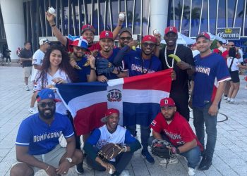 Dominicanos inundan el LoanDepot Park en apoyo a la selección en el Clásico Mundial