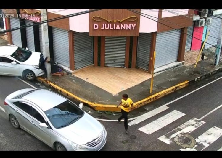 Delincuentes en motocicleta asaltan a mujer a plena luz del día en Santiago; vehículo frustra su huida