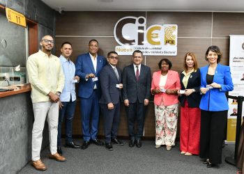 Miembros del Parlacen por República Dominicana reciben nueva cédula de identidad en la JCE