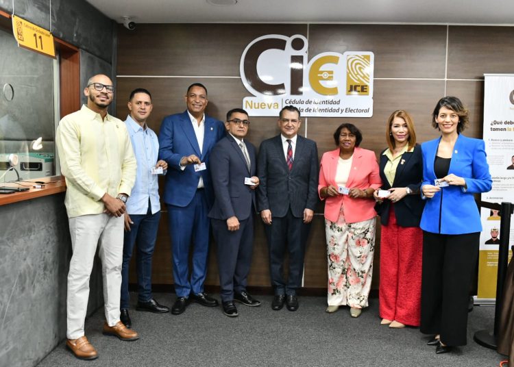 Miembros del Parlacen por República Dominicana reciben nueva cédula de identidad en la JCE