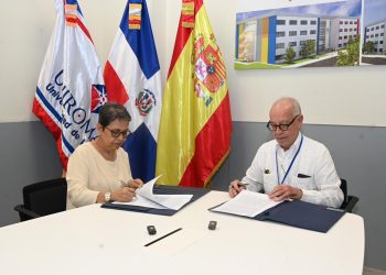 Voluntariado Banreservas y UNIROMANA firman convenio para otorgar becas a estudiantes