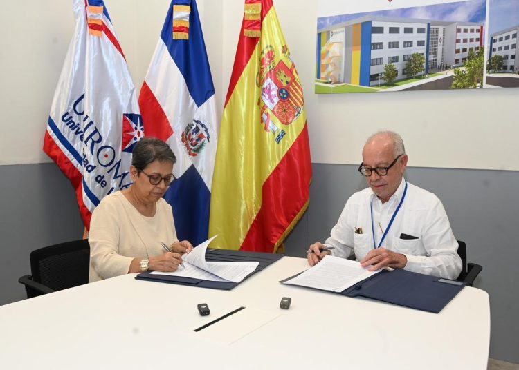 Voluntariado Banreservas y UNIROMANA firman convenio para otorgar becas a estudiantes
