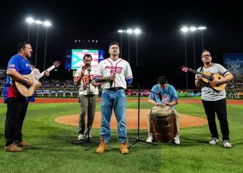 Pedro Capó interpretó el Himno y acompañó a Puerto Rico en el Clásico Mundial de Béisbol