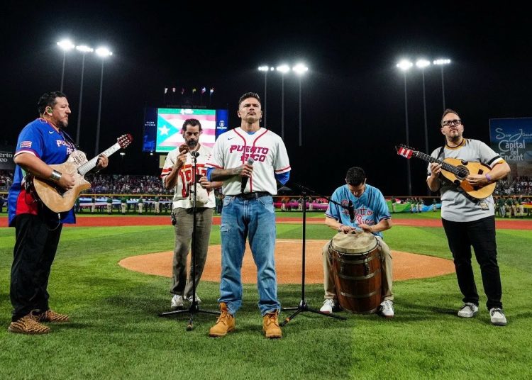 Pedro Capó interpretó el Himno y acompañó a Puerto Rico en el Clásico Mundial de Béisbol