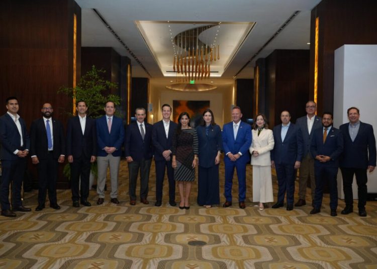 AMCHAMDR sostiene encuentro con delegación estadounidense encabezada por el senador Bernie Moreno