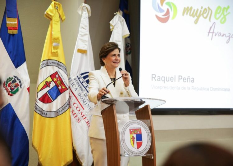 Raquel Peña encabeza graduación de 116 empresarias del programa MujerEs Avanza