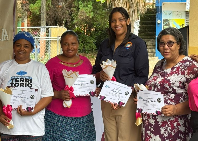 Centro Educativo Daniela Ondina Graciano de Las Galeras reconoce mujeres destacadas en el Día Internacional de la Mujer