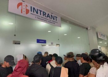 Largas filas y quejas de usuarios marcan proceso de renovación de licencias en Santiago