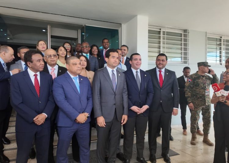 Legisladores de oposición acuden al TC para frenar impuestos a sueldos bajos