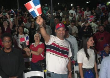 Cientos de fanáticos llegan al Malecón para ver en pantalla gigante el partido RD-Venezuela