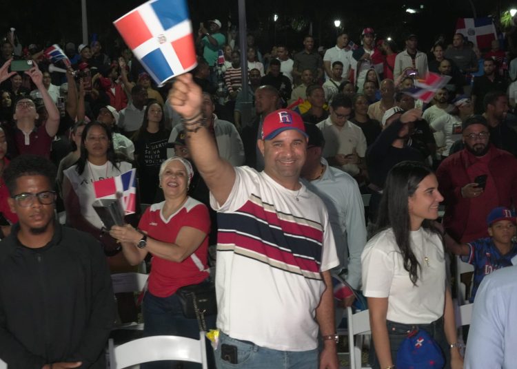 Cientos de fanáticos llegan al Malecón para ver en pantalla gigante el partido RD-Venezuela