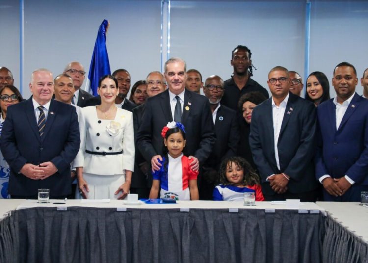 Presidente Abinader se reúne con líderes dominicanos en Chile