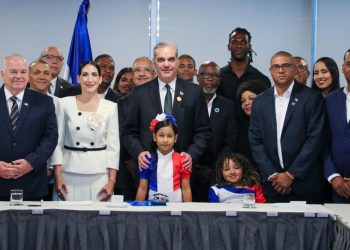 Abinader se reúne con dominicanos en Chile y resalta oportunidades que se abren por buenas relaciones con Kast