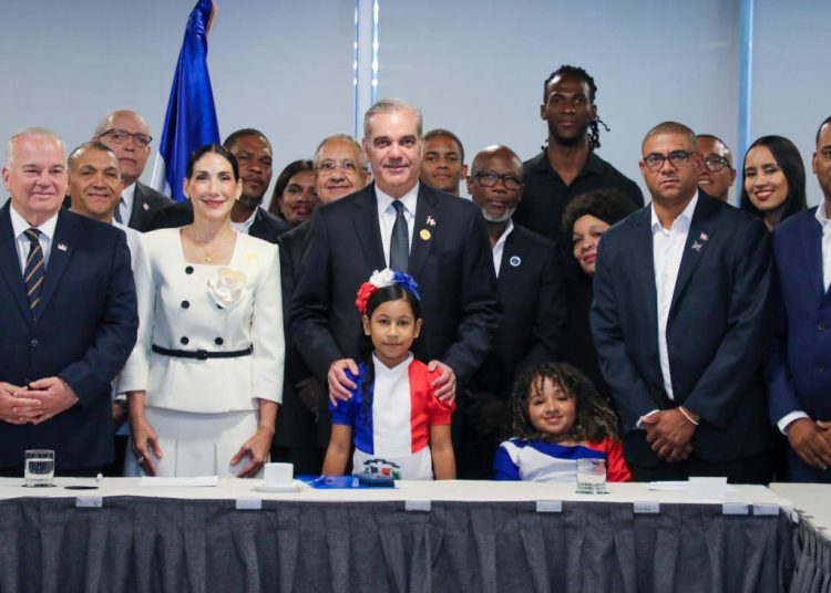 Abinader se reúne con dominicanos en Chile y resalta oportunidades que se abren por buenas relaciones con Kast