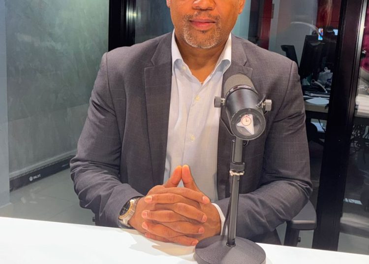 Adrián Oviedo denuncia presuntas irregularidades en venta de combustibles que afectarían a consumidores