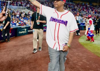 Santiago Matías recibe el amor de sus fanáticos en Miami durante el partido RD vs. Venezuela