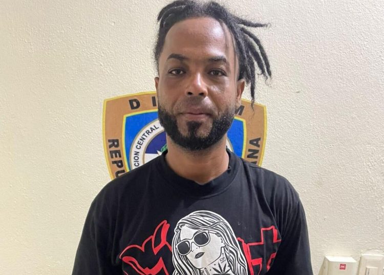 Policía activa búsqueda de “El Comando” por muerte de joven de 18 años y herir a su pareja en Santiago