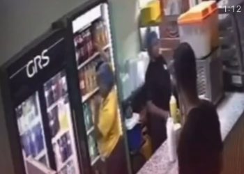 Policía identifica a hombre que saltó mostrador de pica pollo en Villa Hermosa