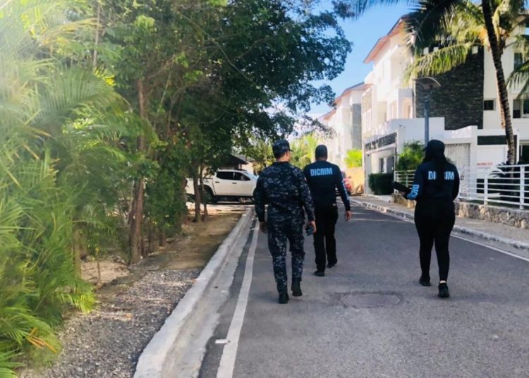 Policía apresa a tres hombres y ocupa presuntas drogas en operativos en el DN