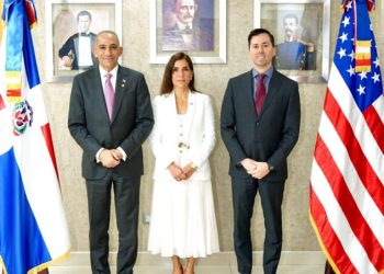 Embajadora de EEUU presenta en la DNCD al nuevo agregado interino de la DEA en RD